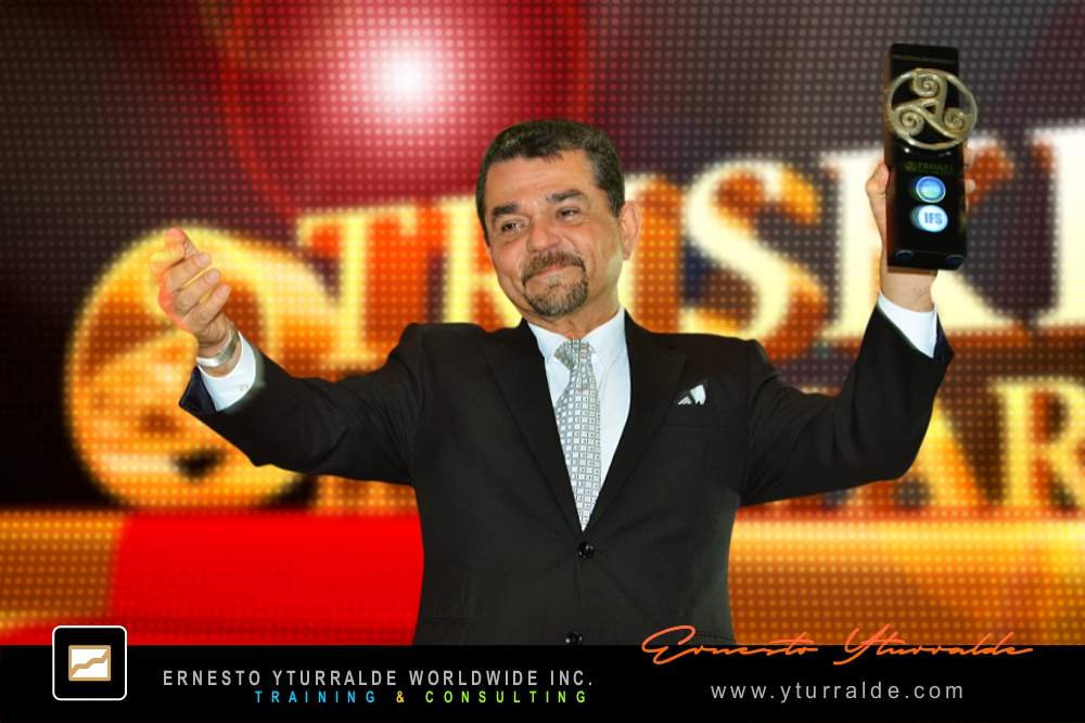 Ernesto Yturralde recibe el Platinum Triskel en los Triskel IFS Awards
